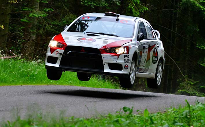 Tim Svanholt og Carina Møller i Mitsubishi Lancer Evo X - i fugleflugt.